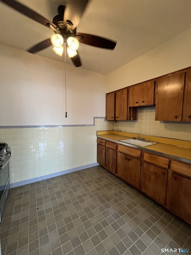 Building Photo - 218 Flax Hill Rd