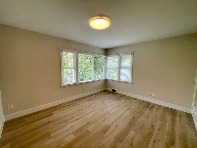 Building Photo - 7605 Sunset Cir W