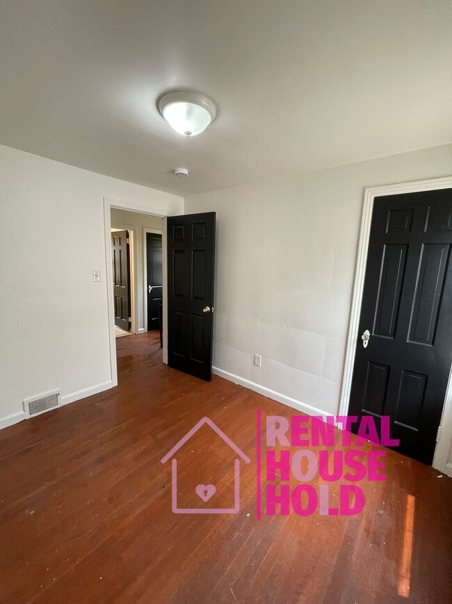 Building Photo - ~ 3 BEDROOM | 1 BATH | FREE PRE SCREEN