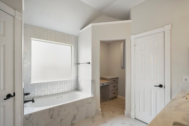 Building Photo - 5802 Sawyer Bend Ln