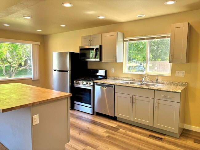 Building Photo - University Park Home with Finished Basemen...