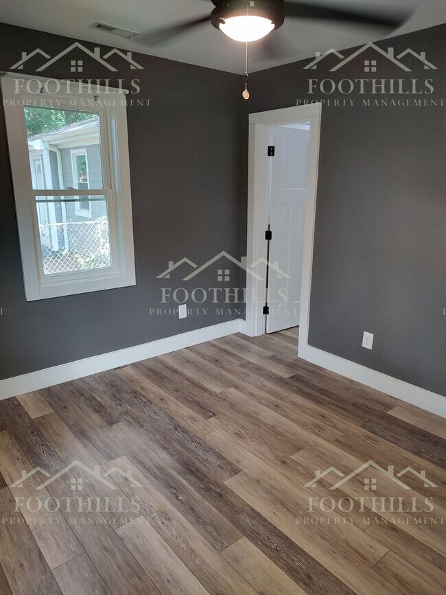 Building Photo - 4-Bedroom House off N Main St