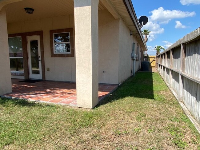 Building Photo - BEAUTIFUL ISLAND HOME IN COQUINA BAY!