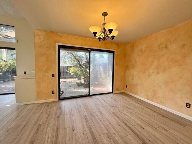 Building Photo - Three Bedroom Napa Condo on River Walk