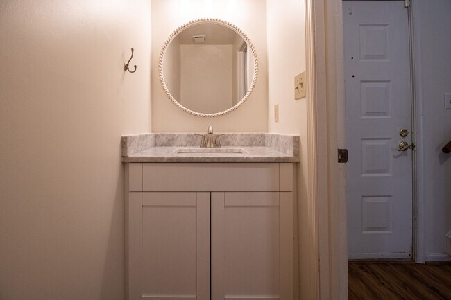 Building Photo - 3 Bedrooms, 2.5 Bathrooms Townhouse Rental