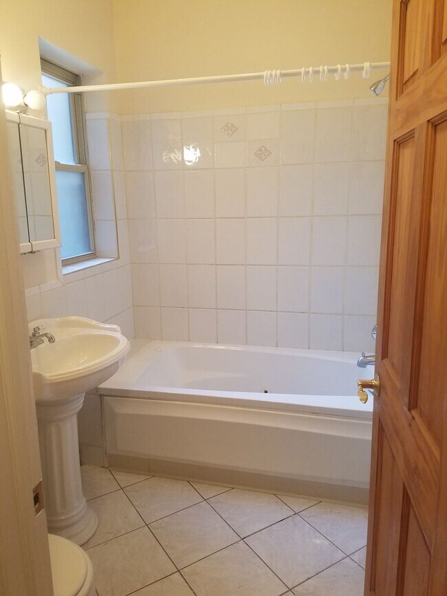 Building Photo - South Shore Gem