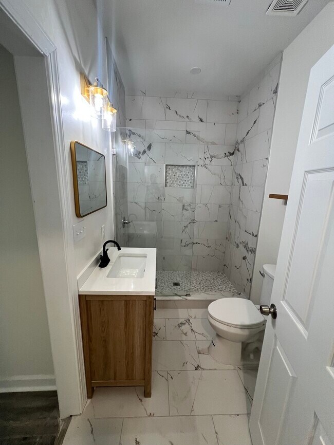 Building Photo - Newly Renovated Rental Home