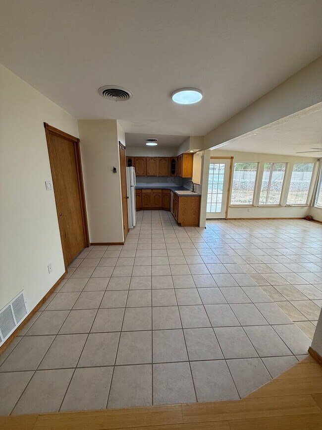 Building Photo - 2719 Topley Ave