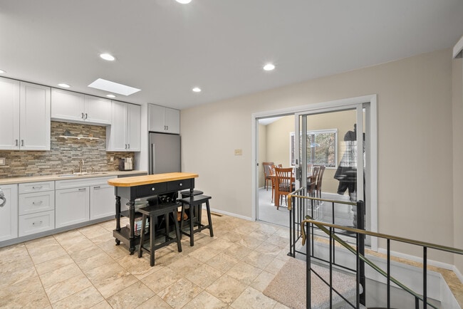 Building Photo - 438 Sylvan Dr
