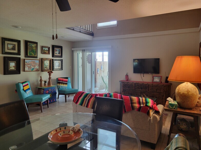 Living area - 810-3 Continental Dr