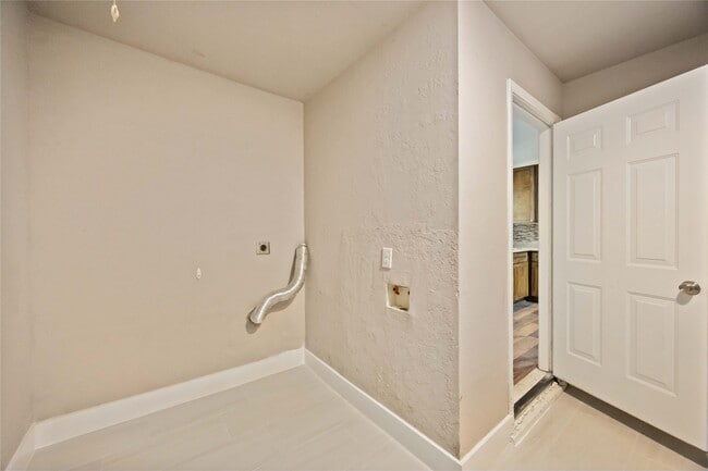 Building Photo - 6043 Lyndhurst Dr