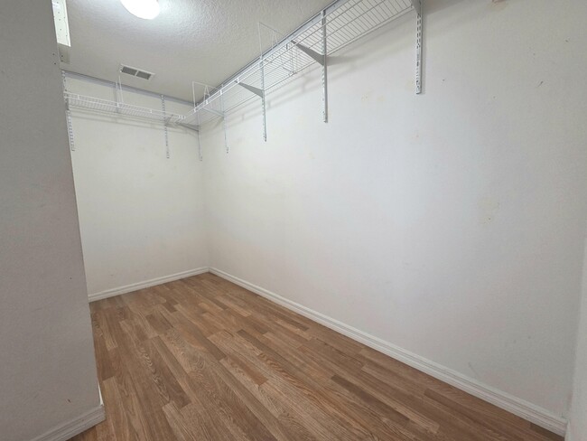 Building Photo - 556 Koala Dr