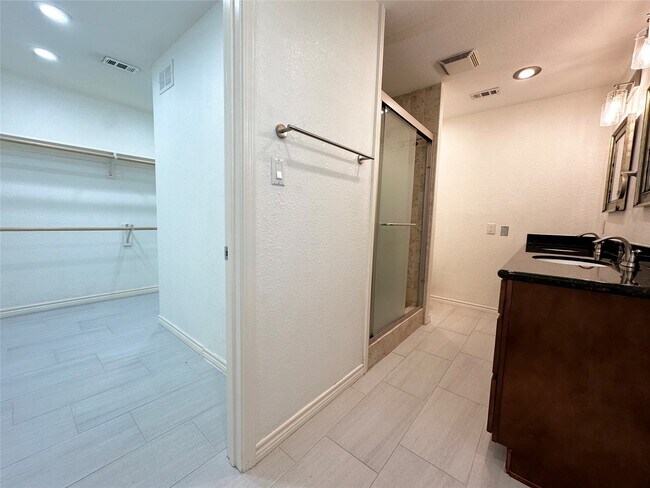 Building Photo - 9626 Highmeadow Dr