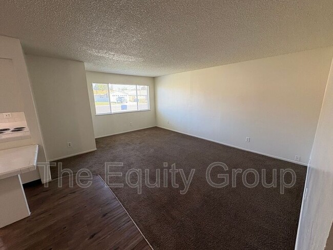 Building Photo - 941 S Demaree St