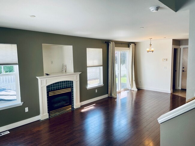 Building Photo - 3 Bedroom DuPont Home for Rent