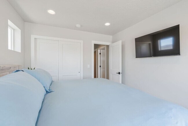 Building Photo - 6831 Silver Creek Dr