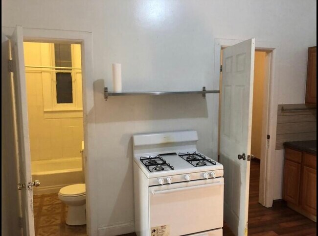 Building Photo - 1014 N Paulina St