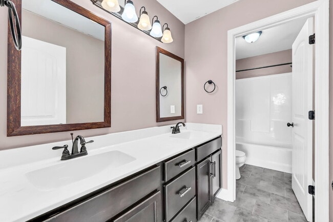 Building Photo - Close to Post and Move in Ready!