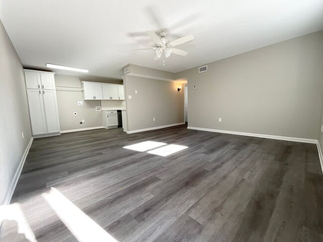 Building Photo - 713 Melody Ln