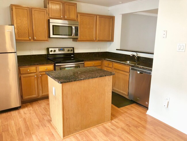 Building Photo - Gorgeous 2 BR/2.5 BA Condo in Ellicott City!