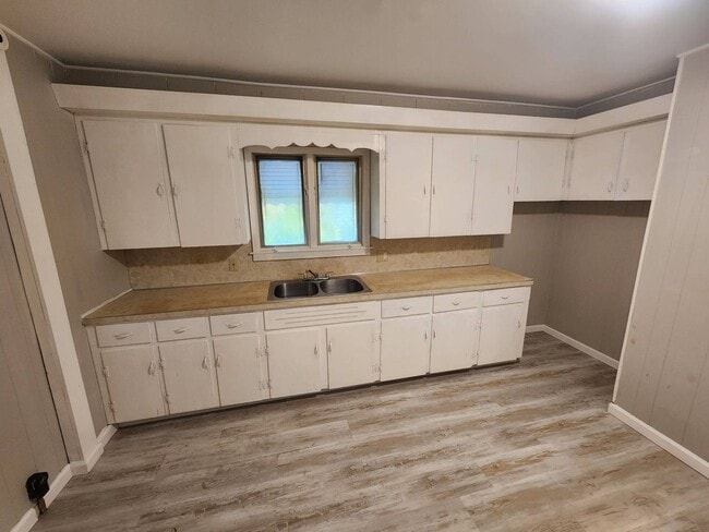 Building Photo - Charming 2-Bedroom Property in Prime Location