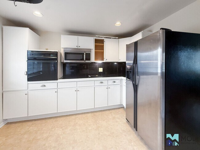 Building Photo - $0 DEPOSIT OPTION. CHARMING BRICK RANCH WITH FINISHED BASEMENT ON LARGE CORNER LOT NEAR DOWNTOWN ...