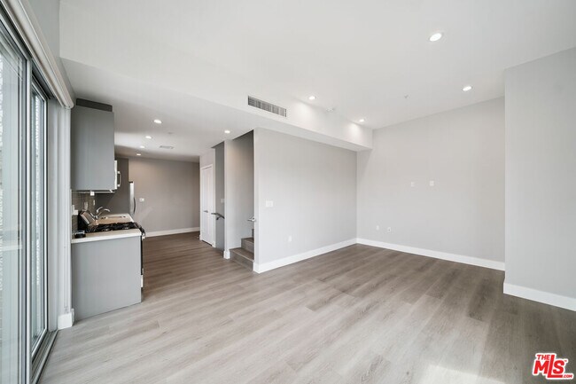 Primary Photo - 1223 Hayworth Ave