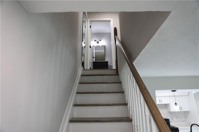 Building Photo - 1321 Surrey Ln SW