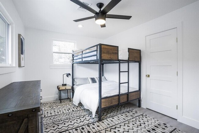 Building Photo - 2001 Wychwood Dr