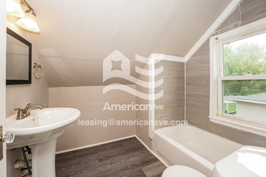 Building Photo - 2328 Tuscarawas St E