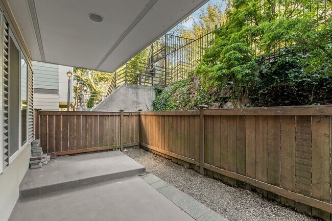 Building Photo - Bright Beacon Hill Condo in Secure Gated C...