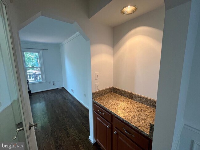 Building Photo - 6017 Cromwell Pl