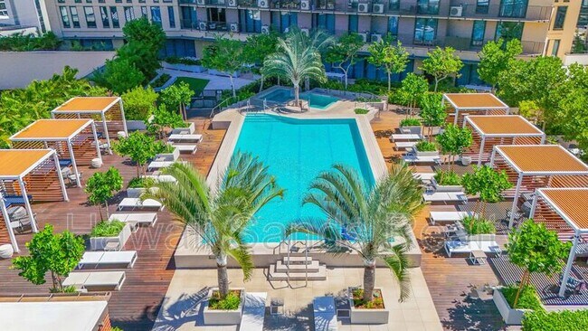 Building Photo - 987 Queen St