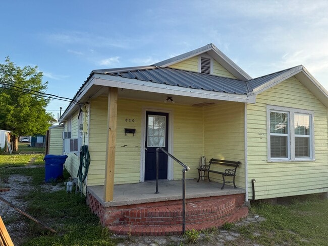 Building Photo - 610 Sycamore St