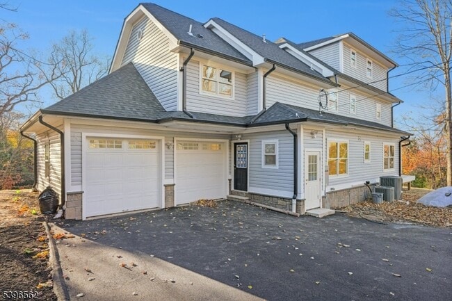 Building Photo - 215 Summit Ave