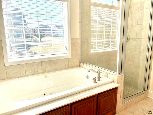 Building Photo - 300 Pembroke Pointe