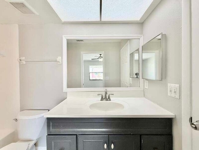 Building Photo - 2820 S Pines Dr