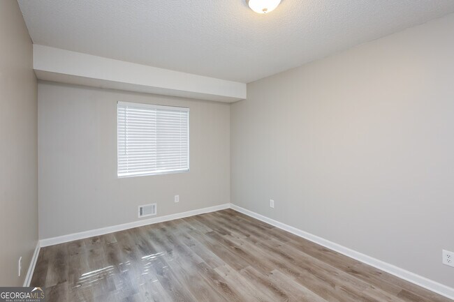 Building Photo - 5642 Riverside Dr