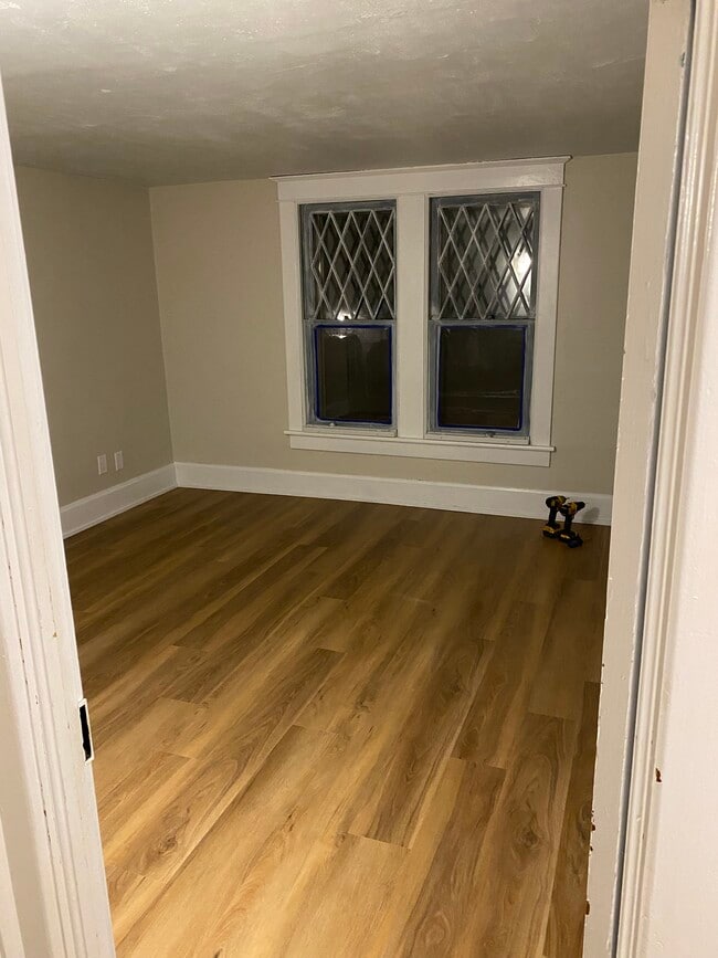 Building Photo - Yellow (417)