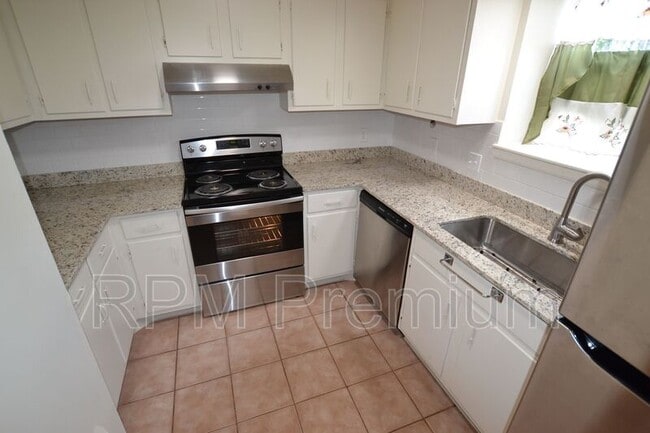 Building Photo - 1755 College Dr