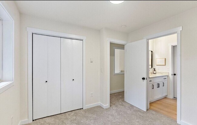 Building Photo - Fully Remodeled Gated Community Lake Home in Gig Harbor!