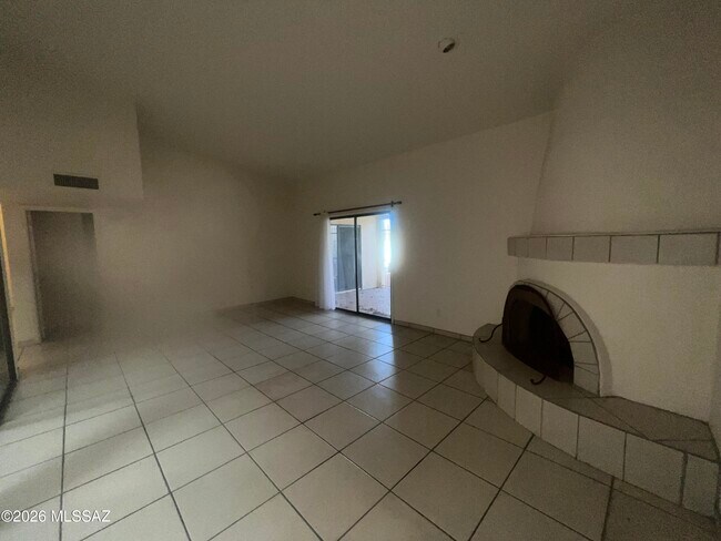 Building Photo - 2530 E Forgeus Pl
