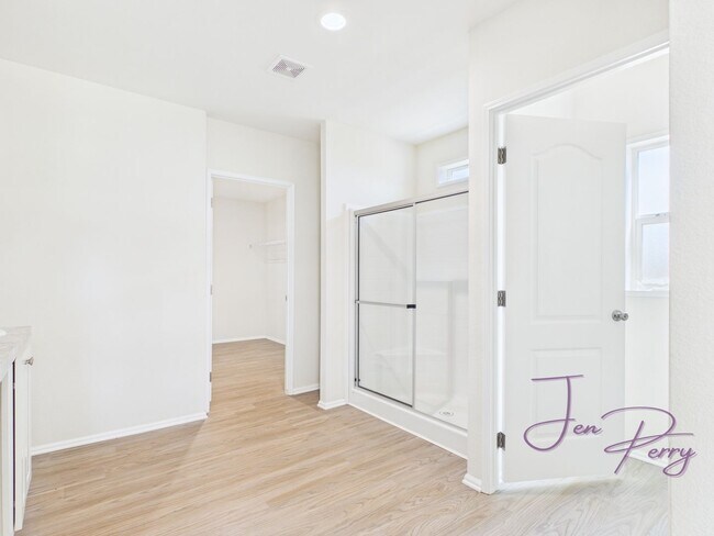 Building Photo - Large Spacious 5 Bedroom House with Fenced Yard