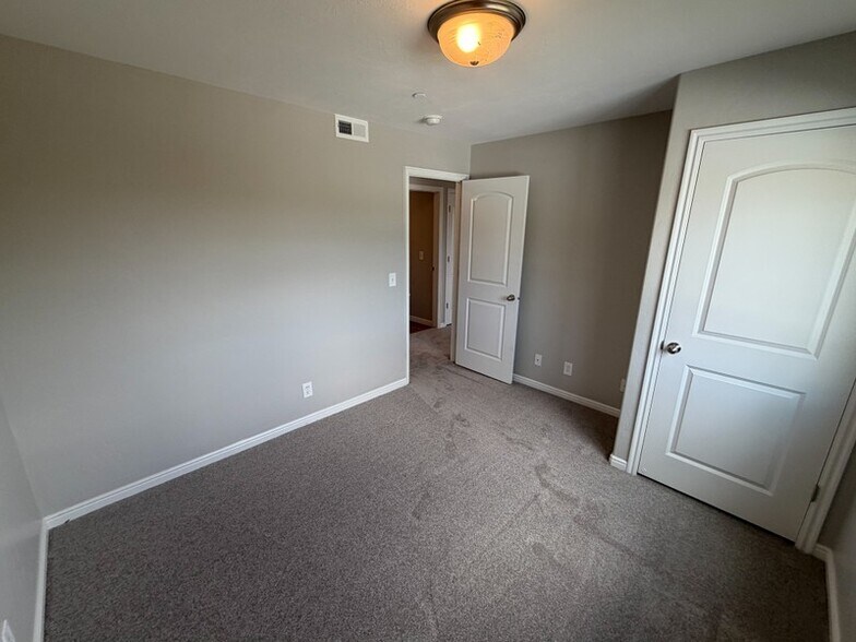Building Photo - 999 Village River Ln