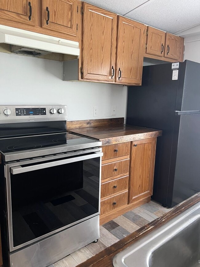 Building Photo - 2 Bed 1 Bath Mobile Home on large lot