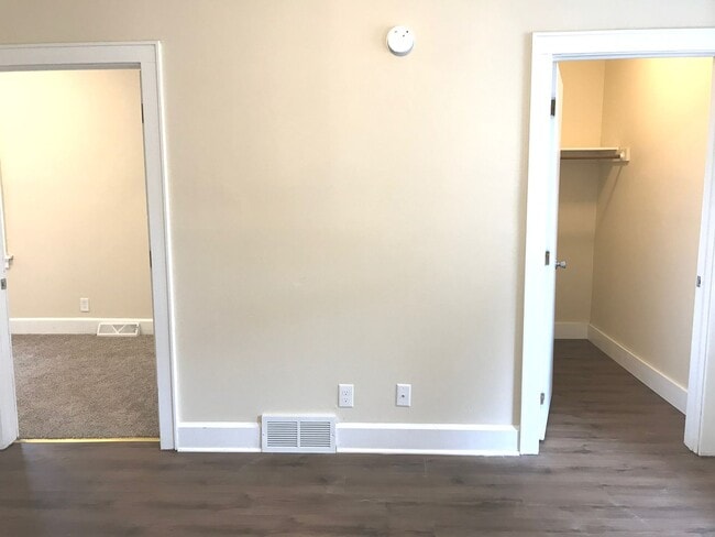 Interior Photo - 421-425 Washington