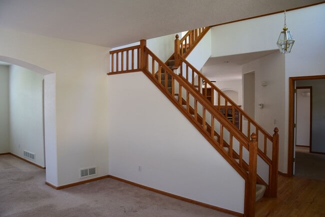 Building Photo - Beautiful 5 bedroom home w/ 3 car garage in Littleton