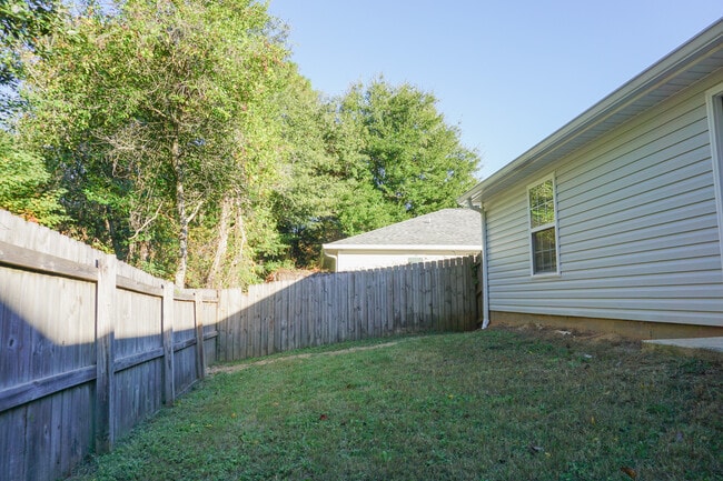 Building Photo - 321 Apple Dr