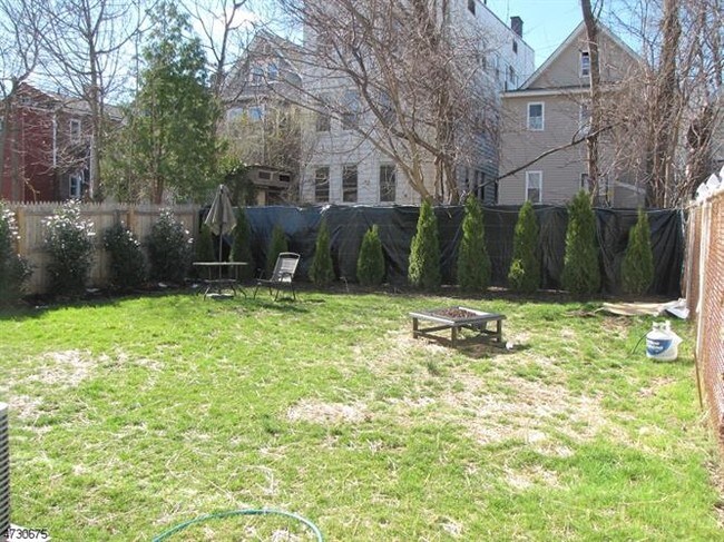 Building Photo - 12 Maple Ave