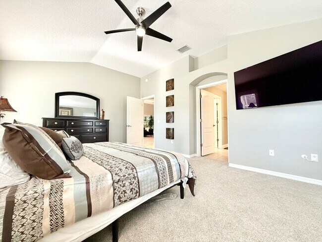 Building Photo - Live The Villages life: 3Bedrooms/2Baths furnished home with all the premier recreation access!
